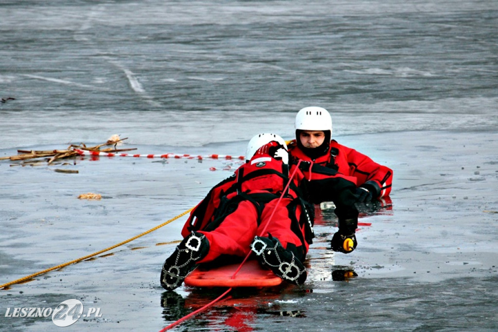 Strażacy ratowali człowieka, pod którym załamał się lód