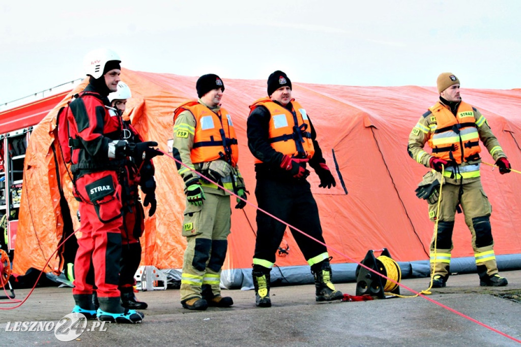 Strażacy ratowali człowieka, pod którym załamał się lód