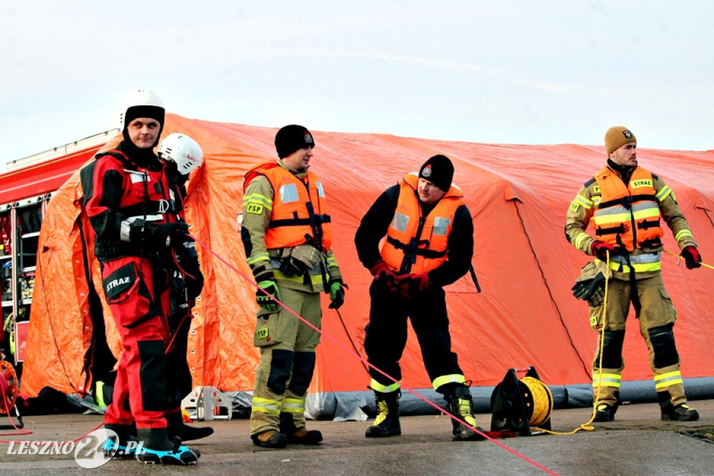 Strażacy ratowali człowieka, pod którym załamał się lód