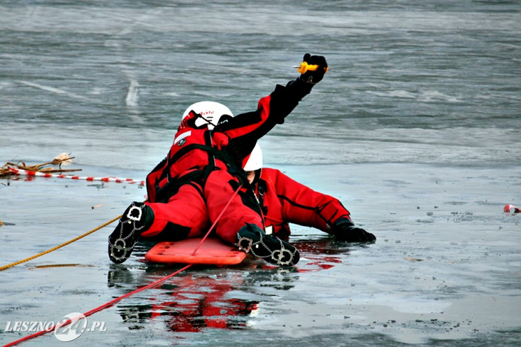 Strażacy ratowali człowieka, pod którym załamał się lód