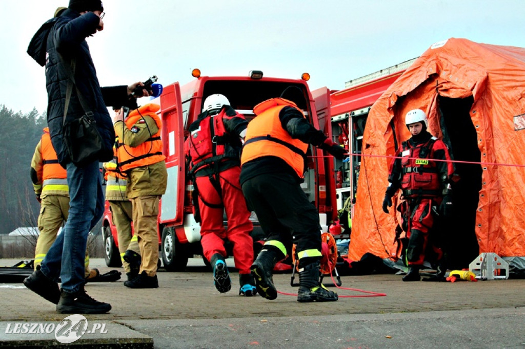 Strażacy ratowali człowieka, pod którym załamał się lód