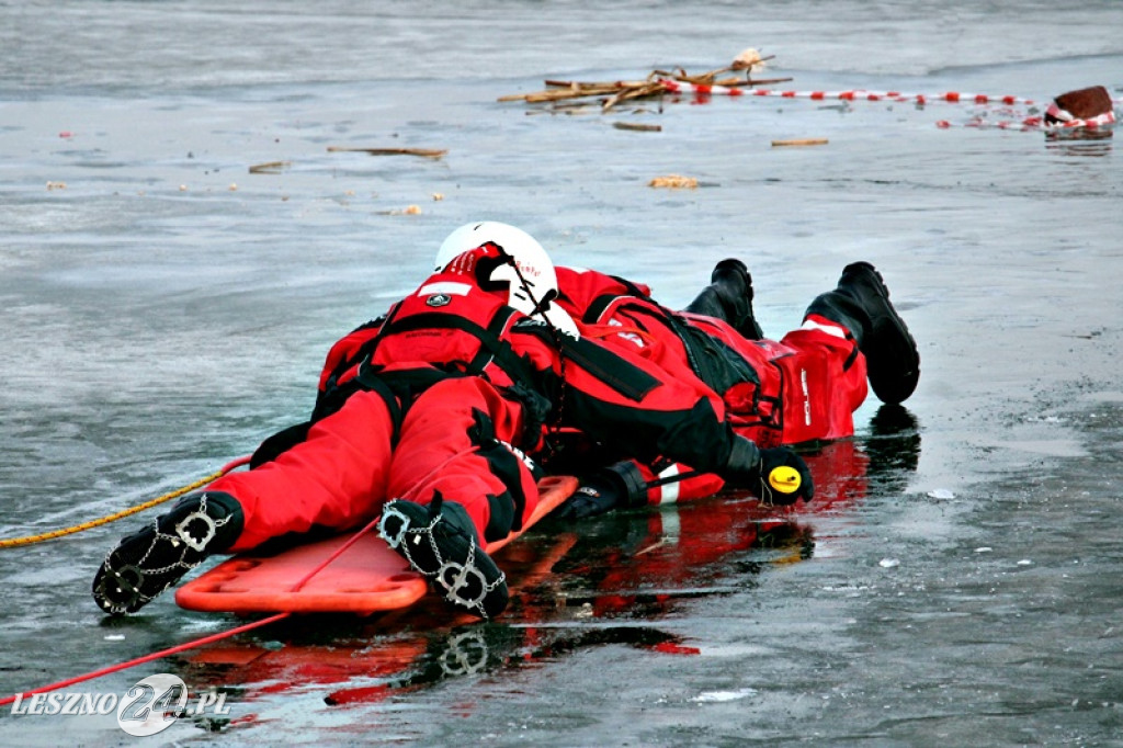 Strażacy ratowali człowieka, pod którym załamał się lód