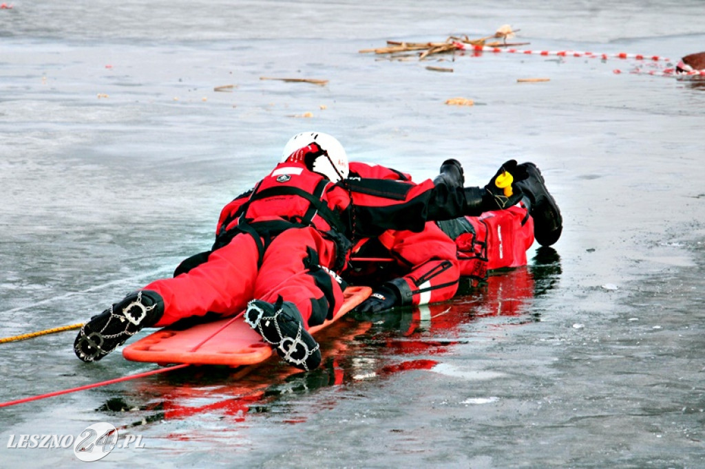 Strażacy ratowali człowieka, pod którym załamał się lód