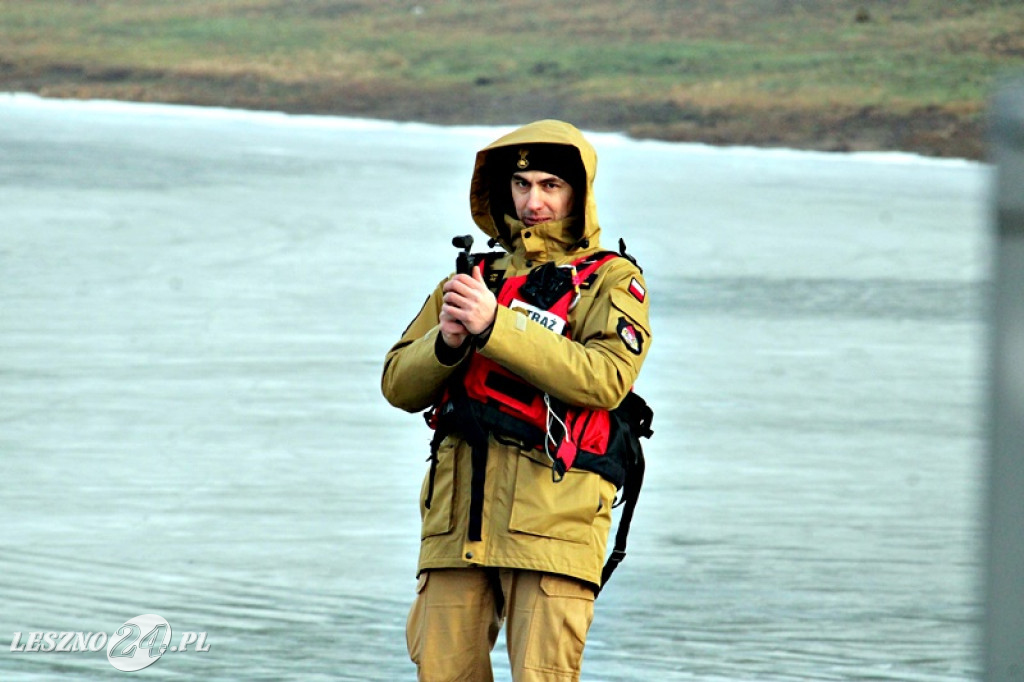 Strażacy ratowali człowieka, pod którym załamał się lód