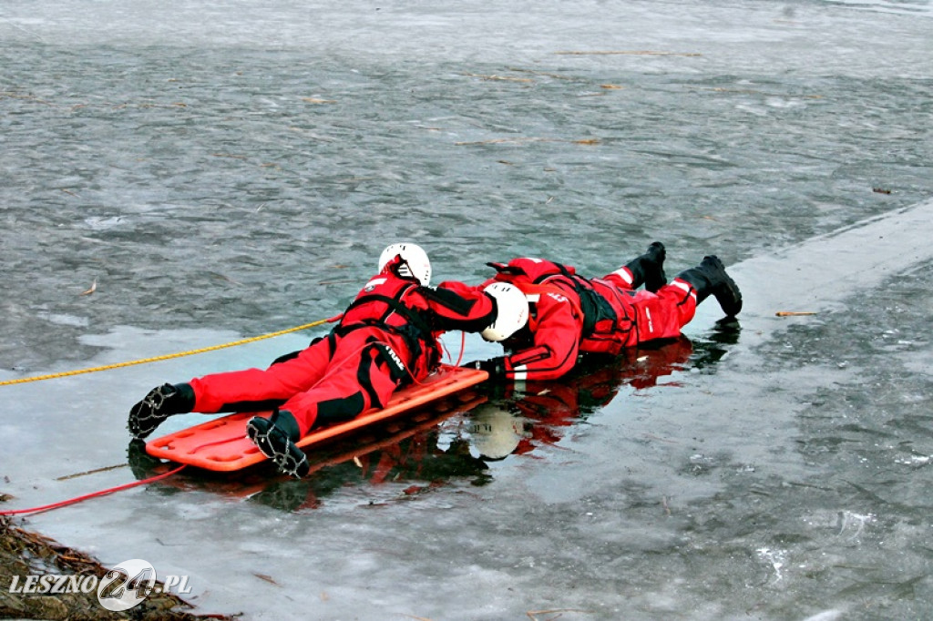 Strażacy ratowali człowieka, pod którym załamał się lód