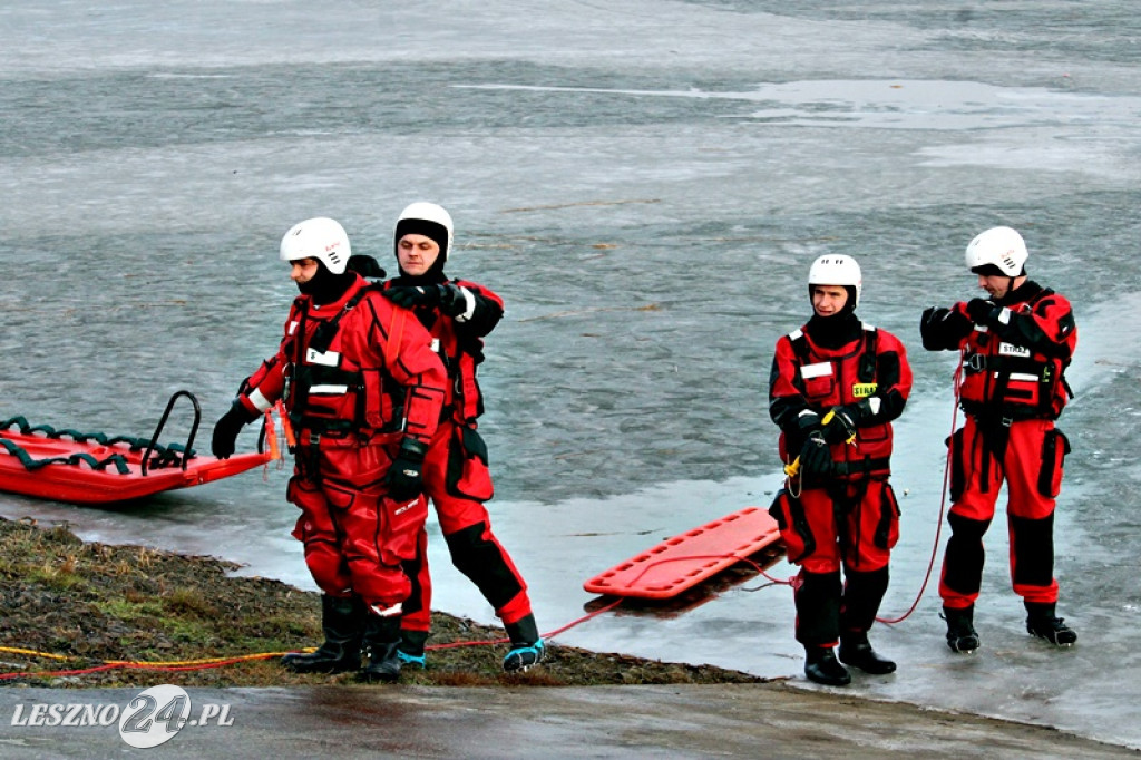 Strażacy ratowali człowieka, pod którym załamał się lód