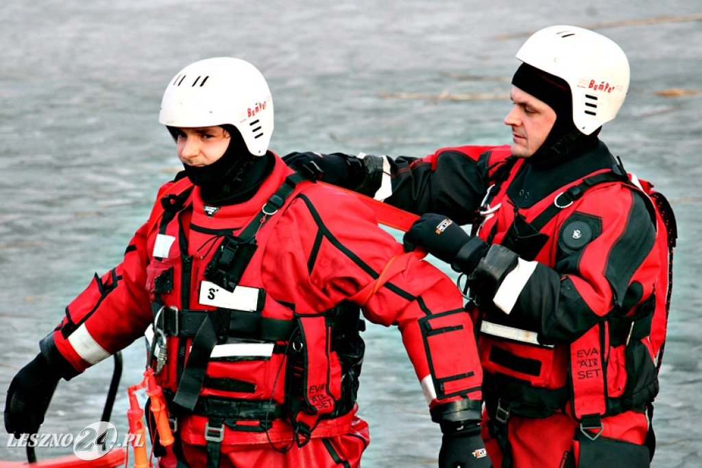 Strażacy ratowali człowieka, pod którym załamał się lód