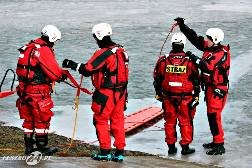 Strażacy ratowali człowieka, pod którym załamał się lód