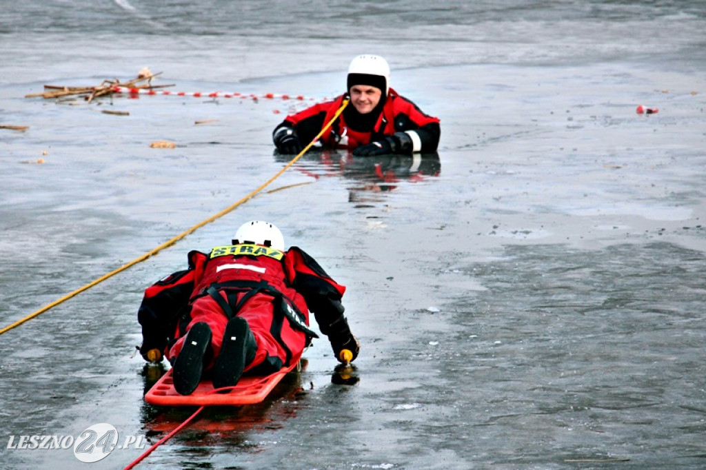 Strażacy ratowali człowieka, pod którym załamał się lód