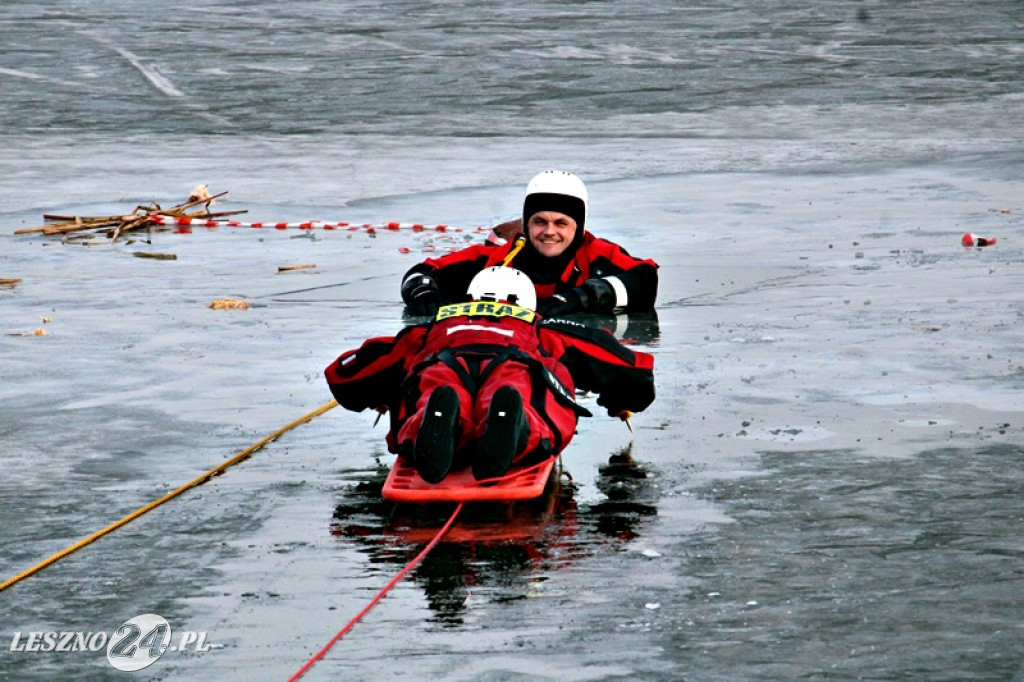 Strażacy ratowali człowieka, pod którym załamał się lód