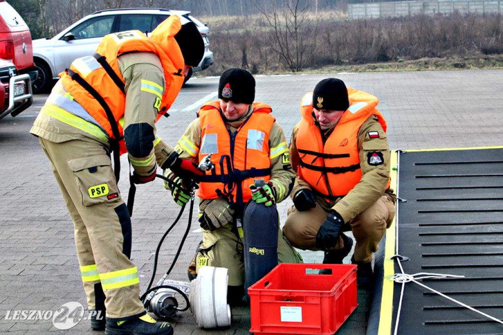 Strażacy ratowali człowieka, pod którym załamał się lód