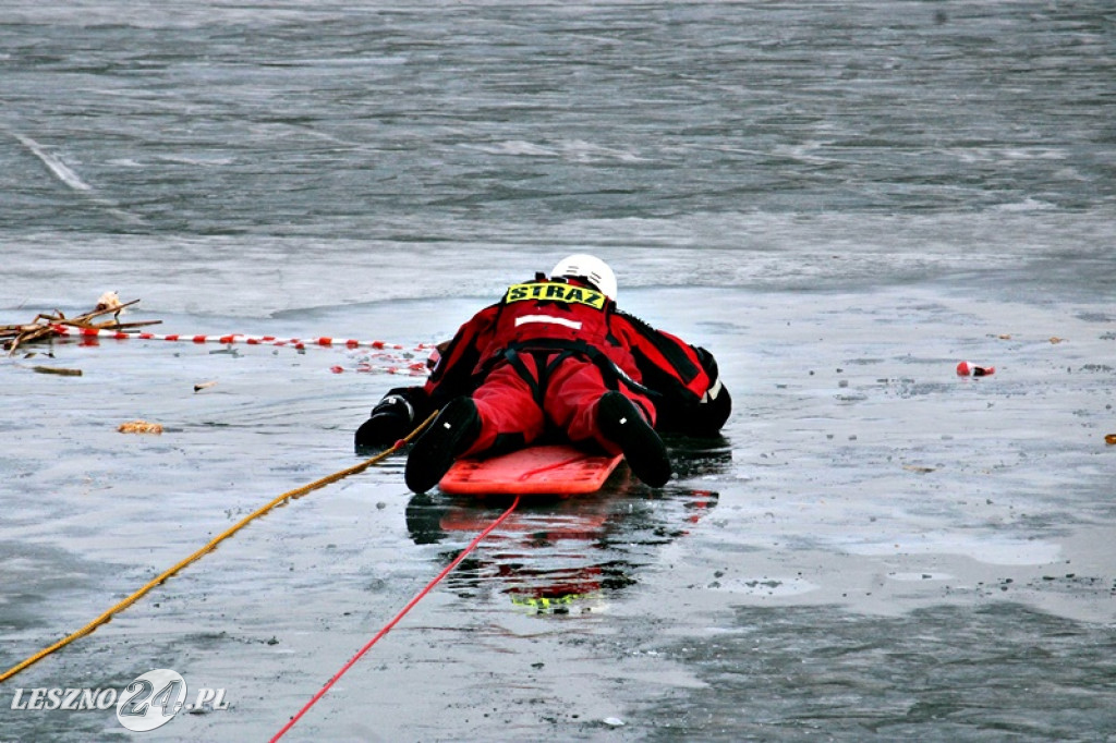 Strażacy ratowali człowieka, pod którym załamał się lód