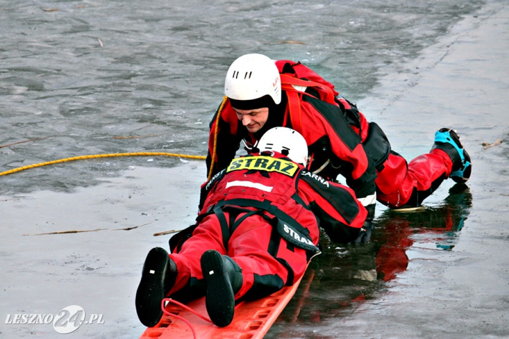 Strażacy ratowali człowieka, pod którym załamał się lód
