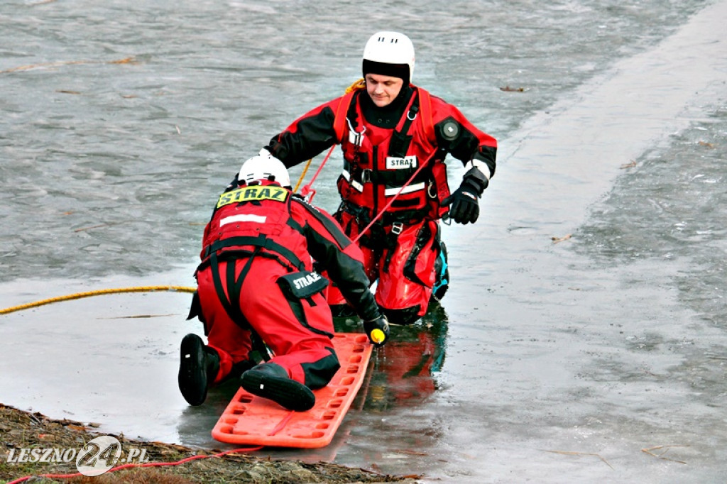Strażacy ratowali człowieka, pod którym załamał się lód