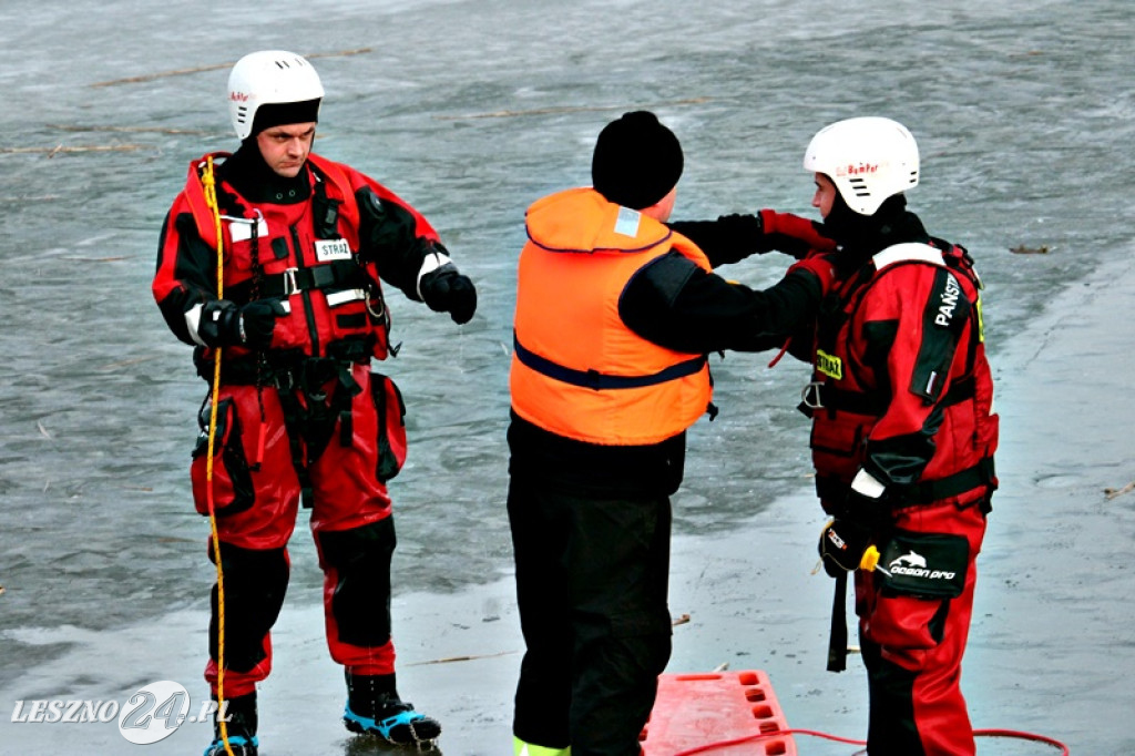 Strażacy ratowali człowieka, pod którym załamał się lód