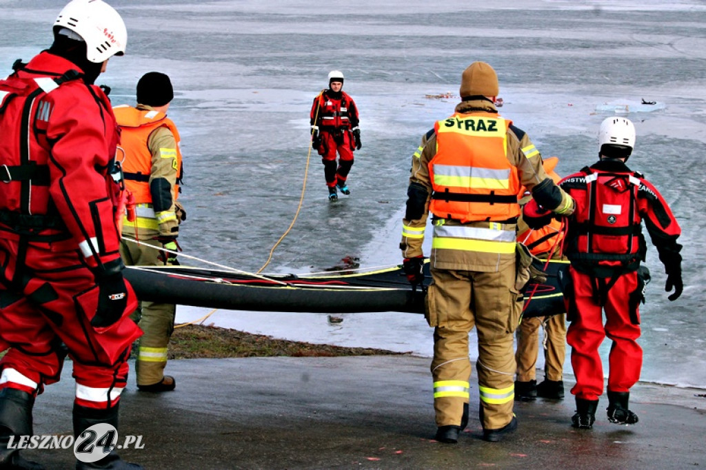 Strażacy ratowali człowieka, pod którym załamał się lód