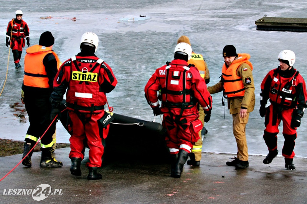 Strażacy ratowali człowieka, pod którym załamał się lód