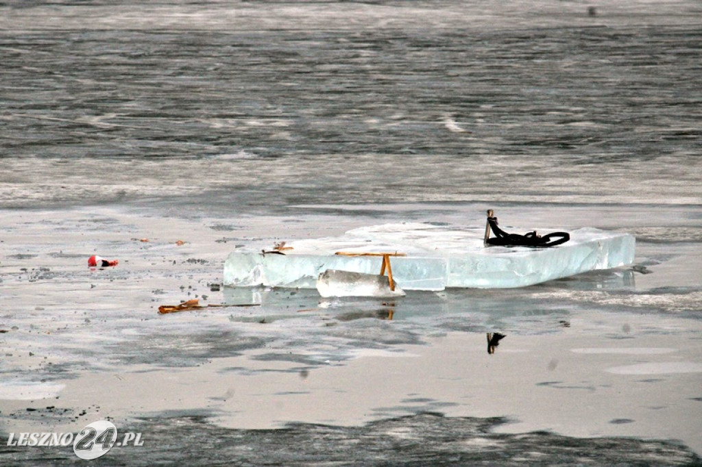 Strażacy ratowali człowieka, pod którym załamał się lód