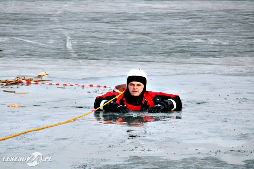 Strażacy ratowali człowieka, pod którym załamał się lód
