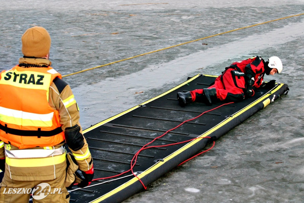 Strażacy ratowali człowieka, pod którym załamał się lód