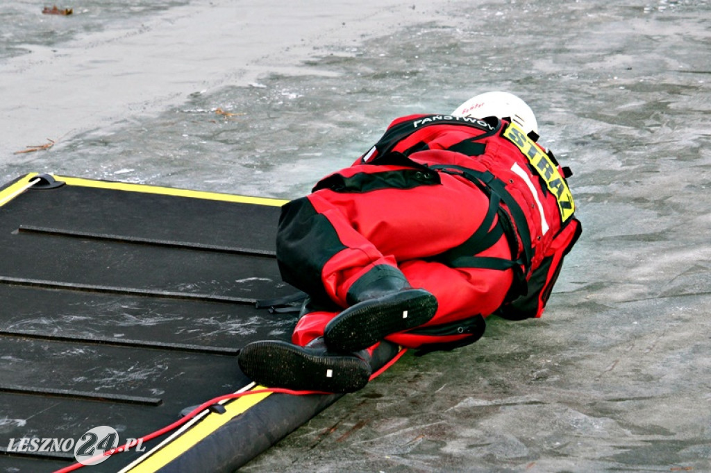 Strażacy ratowali człowieka, pod którym załamał się lód