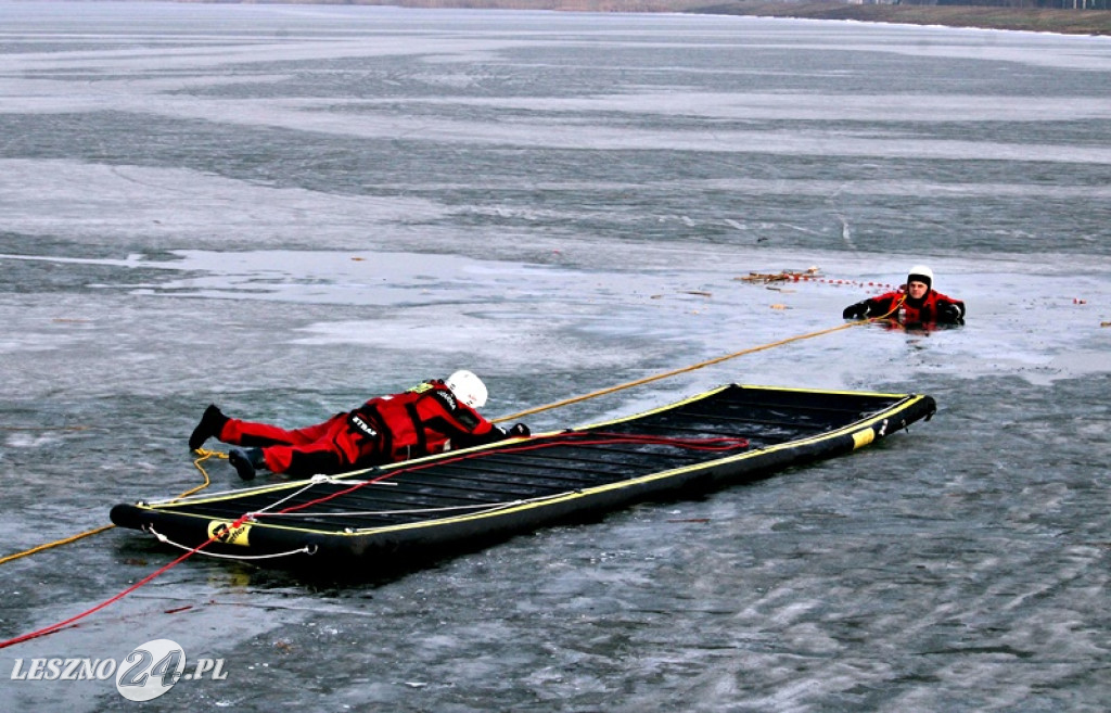 Strażacy ratowali człowieka, pod którym załamał się lód