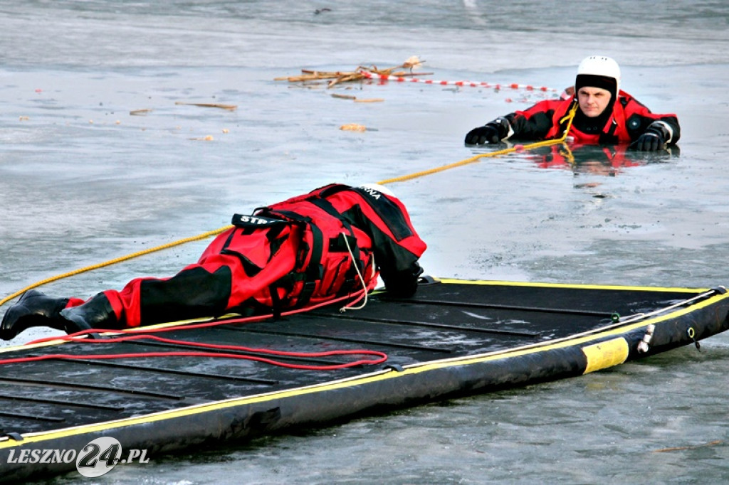 Strażacy ratowali człowieka, pod którym załamał się lód