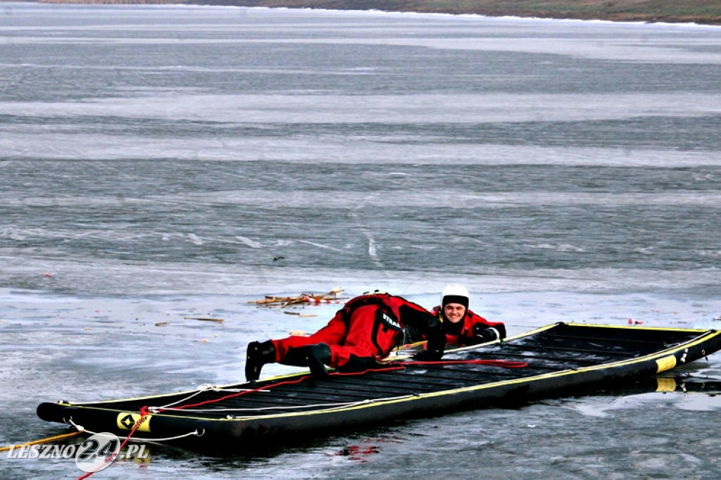 Strażacy ratowali człowieka, pod którym załamał się lód