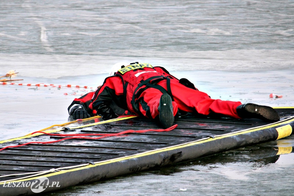 Strażacy ratowali człowieka, pod którym załamał się lód