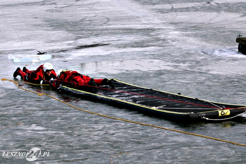Strażacy ratowali człowieka, pod którym załamał się lód