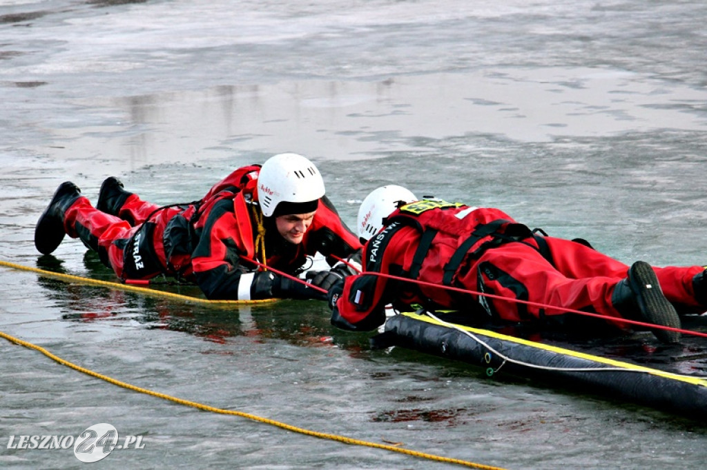 Strażacy ratowali człowieka, pod którym załamał się lód