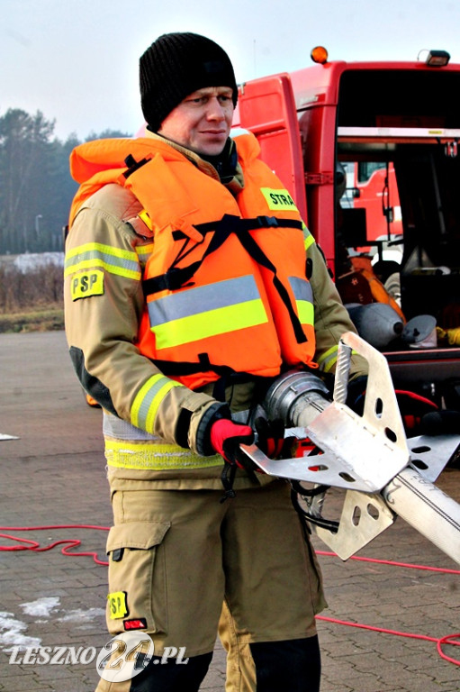 Strażacy ratowali człowieka, pod którym załamał się lód