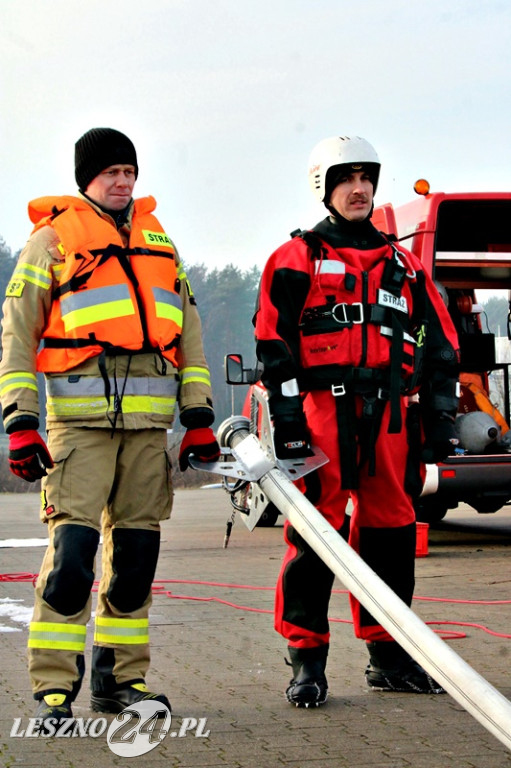 Strażacy ratowali człowieka, pod którym załamał się lód