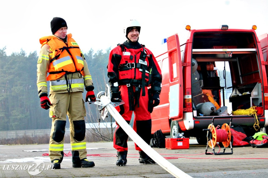 Strażacy ratowali człowieka, pod którym załamał się lód