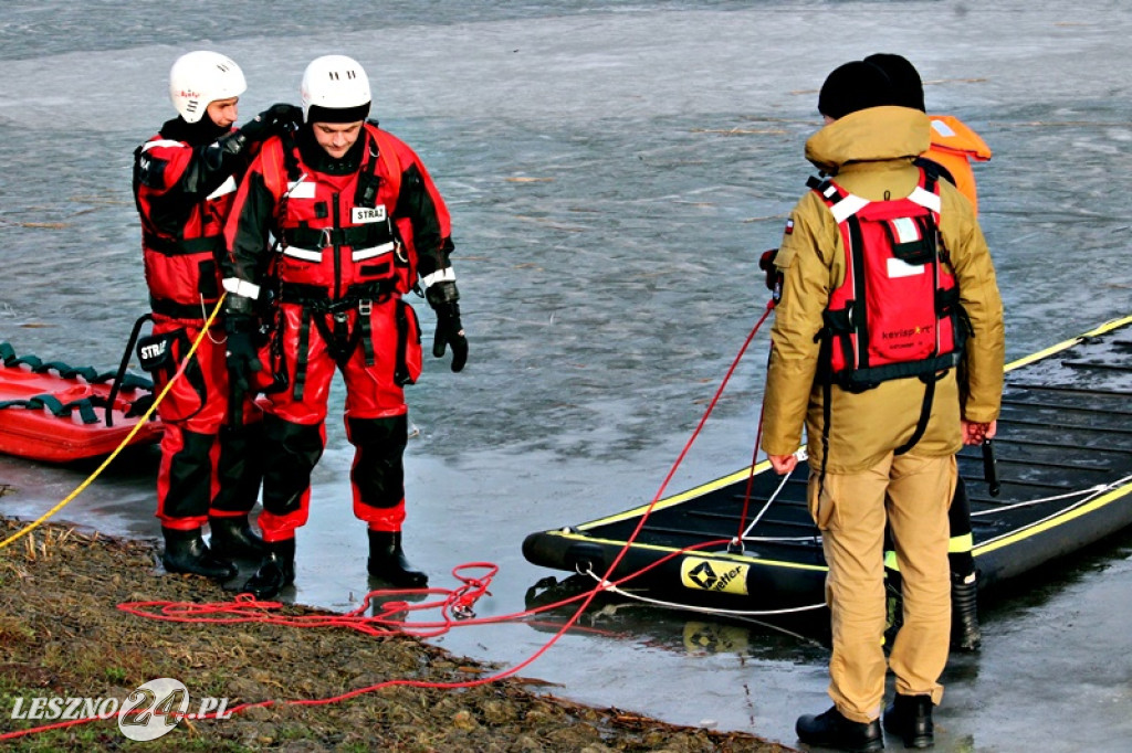 Strażacy ratowali człowieka, pod którym załamał się lód