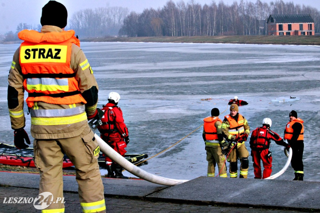 Strażacy ratowali człowieka, pod którym załamał się lód
