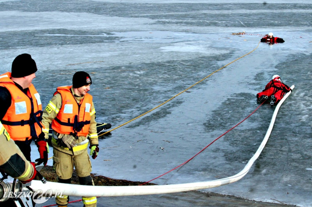Strażacy ratowali człowieka, pod którym załamał się lód