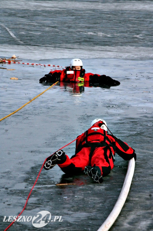 Strażacy ratowali człowieka, pod którym załamał się lód