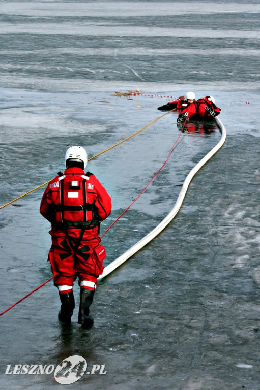 Strażacy ratowali człowieka, pod którym załamał się lód
