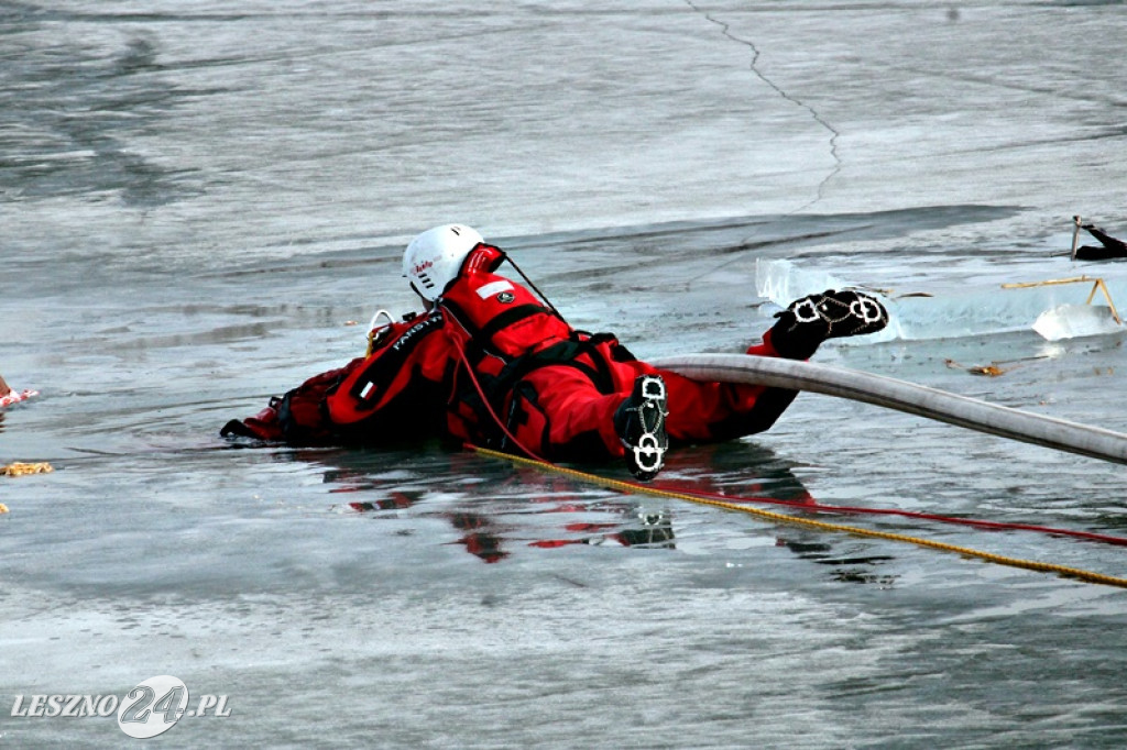 Strażacy ratowali człowieka, pod którym załamał się lód
