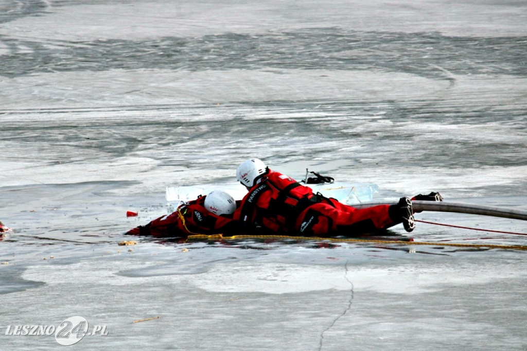 Strażacy ratowali człowieka, pod którym załamał się lód