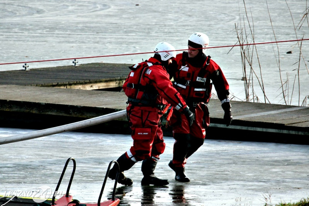 Strażacy ratowali człowieka, pod którym załamał się lód