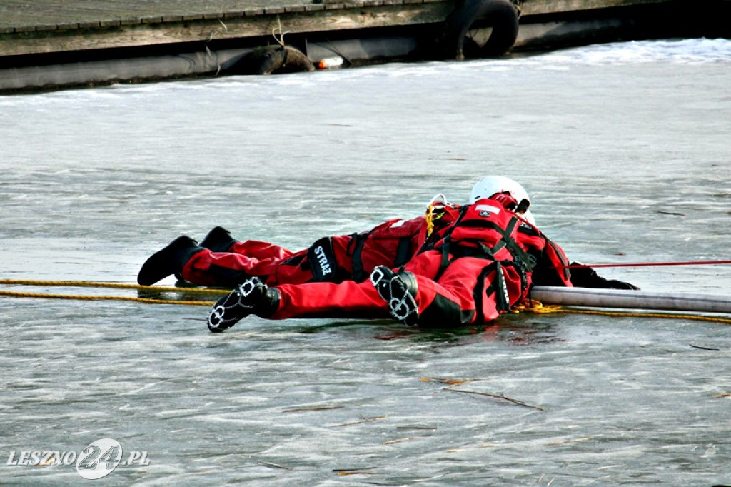 Strażacy ratowali człowieka, pod którym załamał się lód