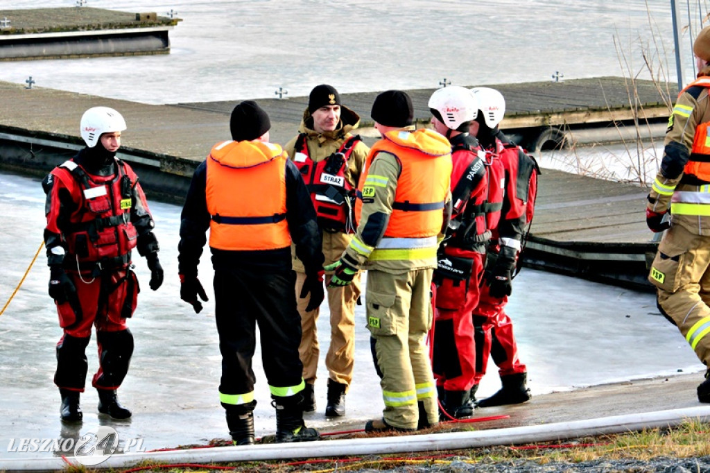 Strażacy ratowali człowieka, pod którym załamał się lód