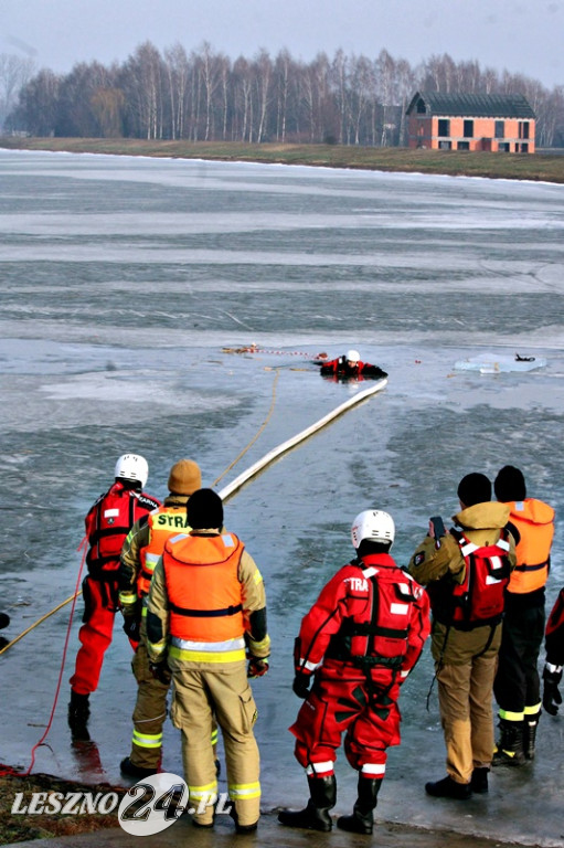 Strażacy ratowali człowieka, pod którym załamał się lód