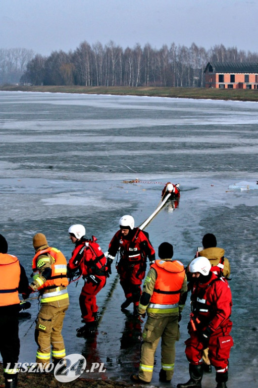 Strażacy ratowali człowieka, pod którym załamał się lód