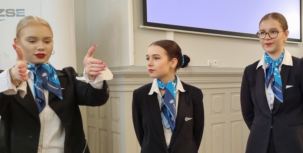 Kurs w ZSE - Jak zostać stewardesą i stewardem linii lotniczych