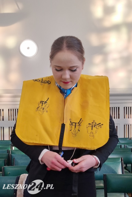 Kurs w ZSE - Jak zostać stewardesą i stewardem linii lotniczych