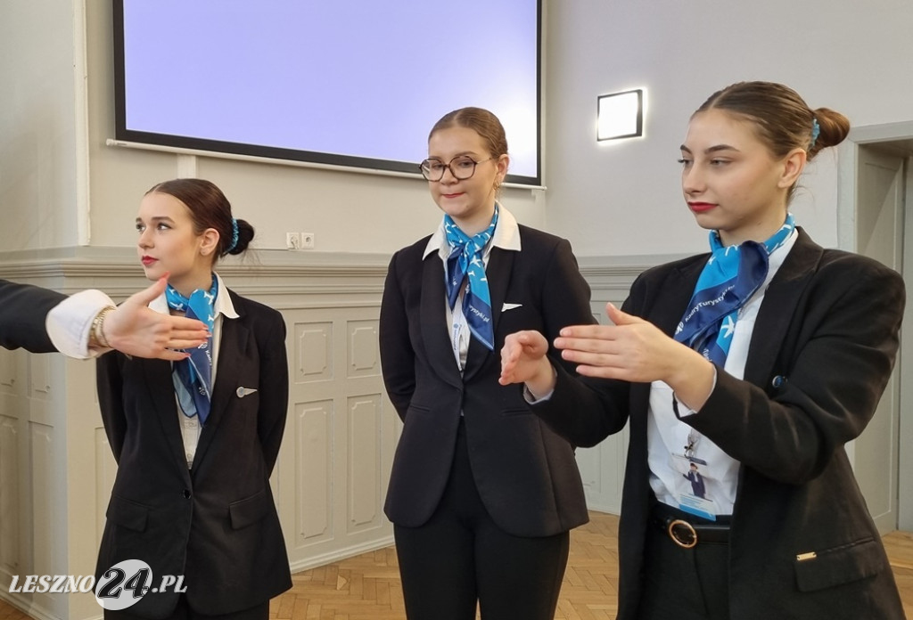Kurs w ZSE - Jak zostać stewardesą i stewardem linii lotniczych