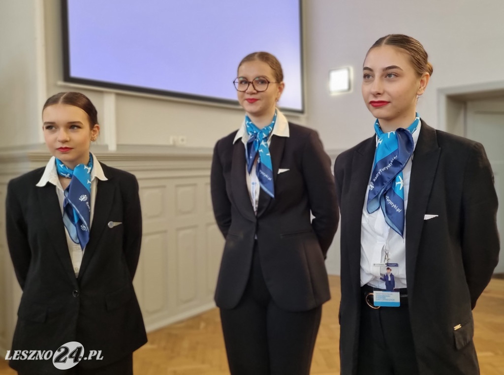 Kurs w ZSE - Jak zostać stewardesą i stewardem linii lotniczych